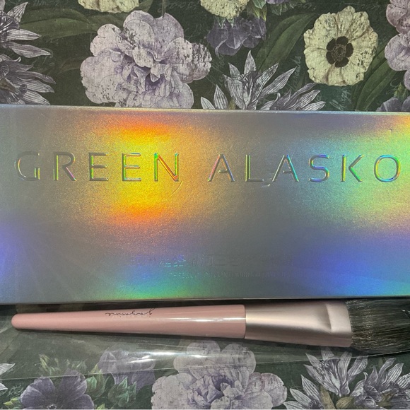 3 Color Contouring Powder Palette in Galaxy. New Never Worn Green Alasko - Picture 6 of 12